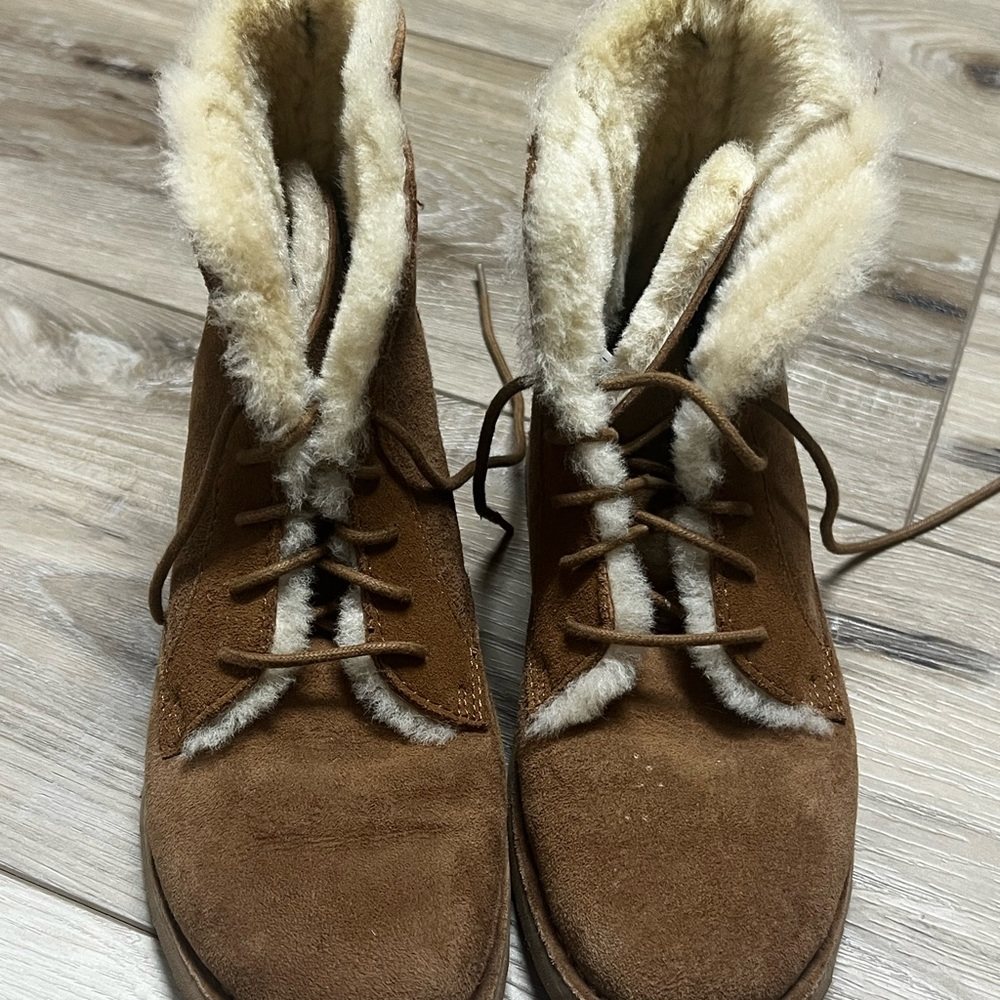 Cozy Brown Shearling-Lined Women's Boots